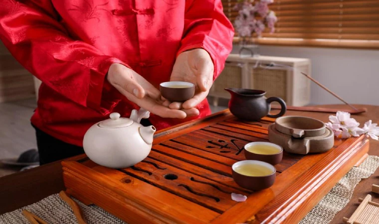 سرو کردن غذا یا چای برای دیگران در چین